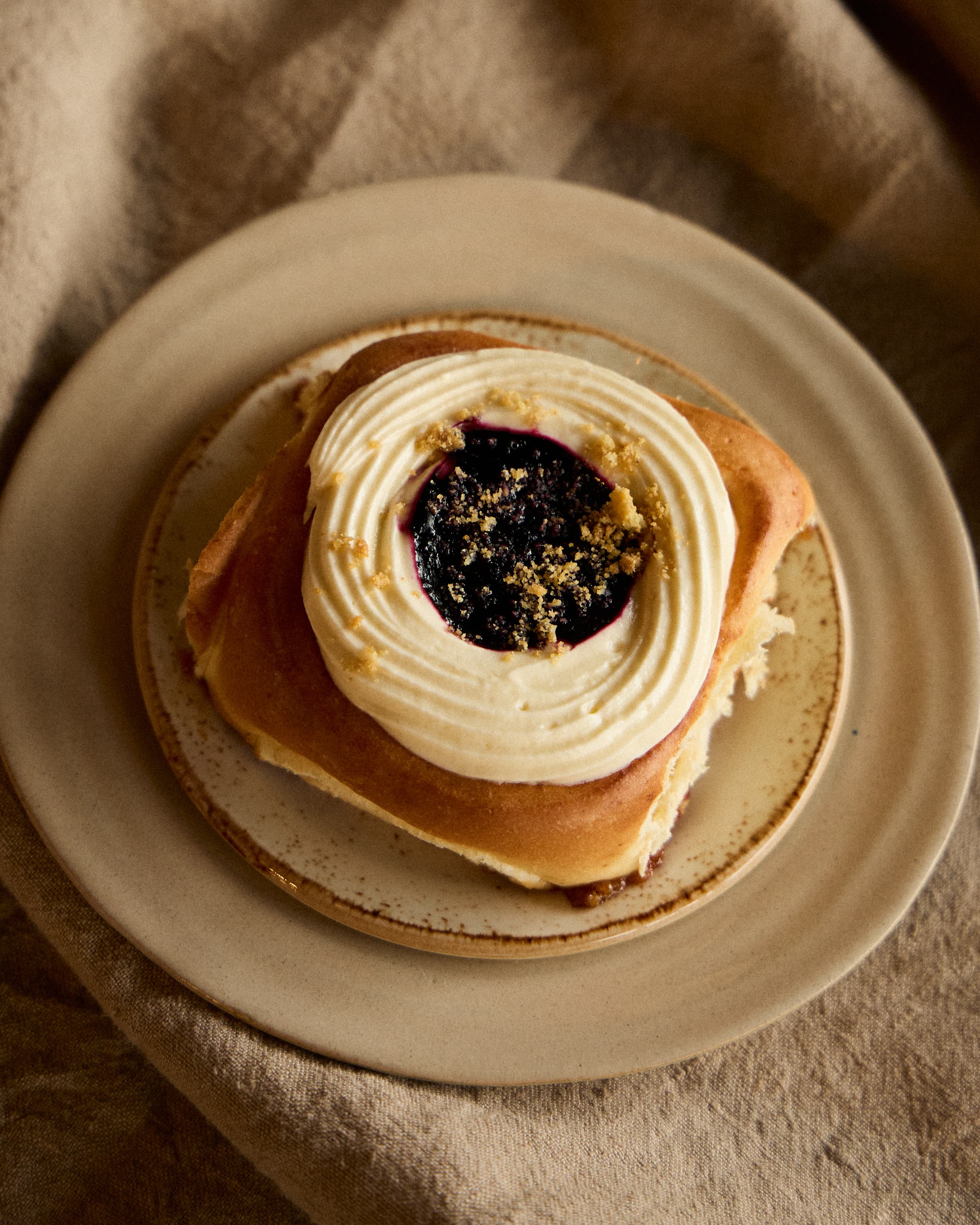 Lúxus Cinnabon með bláberjasósu